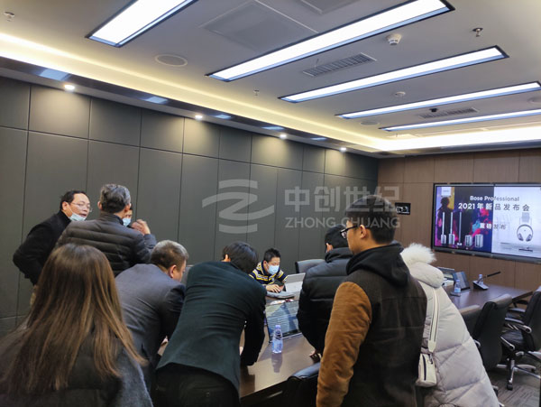 中創(chuàng)世紀業(yè)務(wù)銷售人員為來賓們介紹和演示智能會議室 中創(chuàng)世紀業(yè)務(wù)銷售人員為來賓們介紹和演示智能會議室