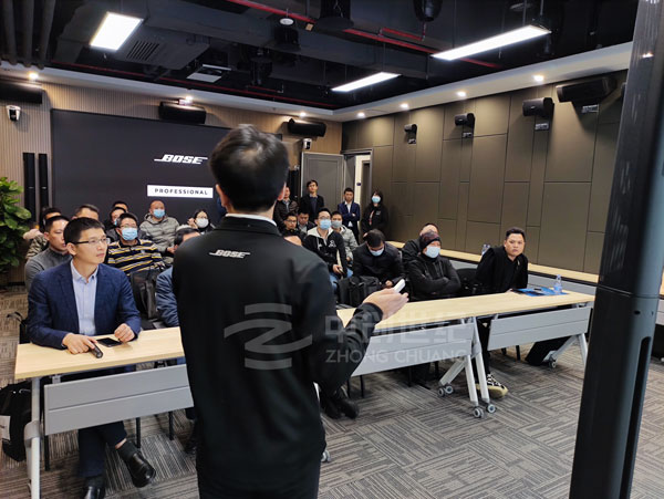 BOSE 技術(shù)工程師張永奎為來賓們詳細介紹會場中的BOSE音響產(chǎn)品 BOSE 技術(shù)工程師張永奎為來賓們詳細介紹會場中的BOSE音響產(chǎn)品