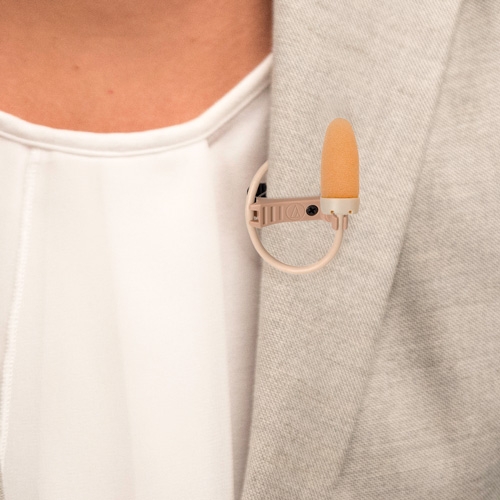 鐵三角 BP899LcW-TH 無線發(fā)射機(jī)全指向性?shī)A式電容話筒 佩戴效果